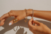 mano con joyas