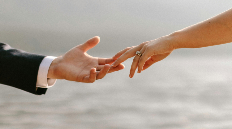 Diferencias entre un anillo de boda y un anillo de compromiso: todo lo que necesitas saber