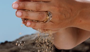 How to care for your jewelry in summer: beaches, pools and sun